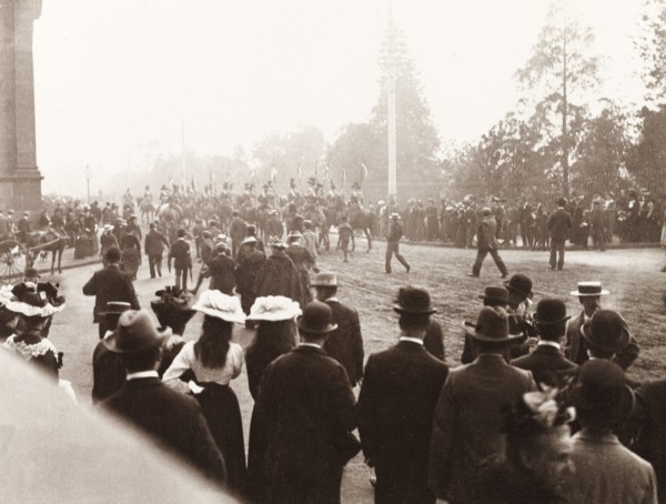 Departure of the Earl of Hopetoun. Crowds of people line the streets to watch the departure of the
