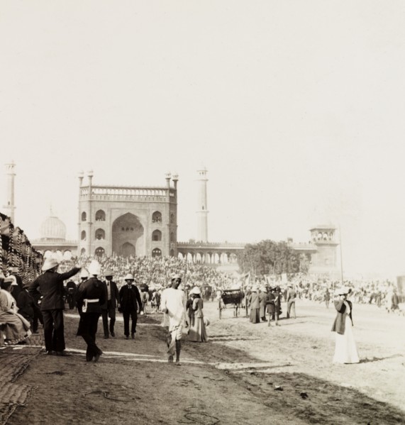Gathering for the state entry procession, 1903. Crowds gather outside the Jama Masjid as they