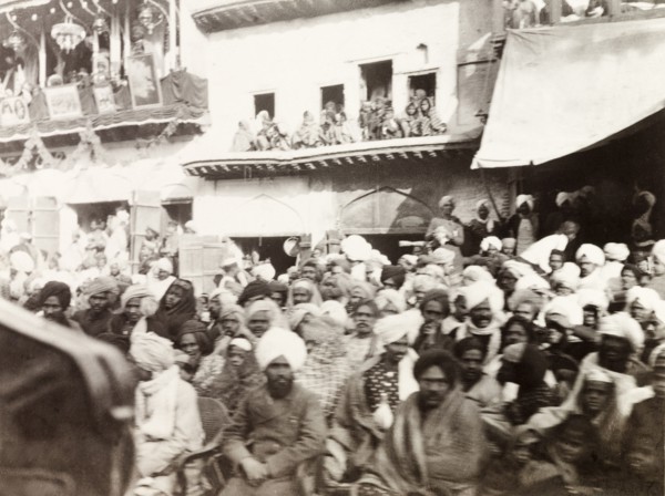 Spectators at the Coronation Durbar, 1903. Crowds of spectators gather on a Delhi street to catch a