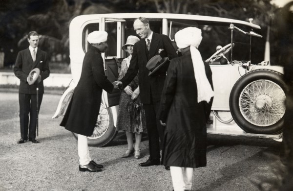 Lord Irwin arriving at Prime Minister of Indore's palace. Lord Irwin, Viceroy of India, is greeted