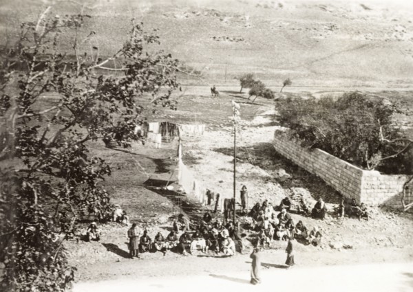 Arab detainees oppositie Nablus Fort. Arab detainees sit on the roadside opposite Nablus Fort. An