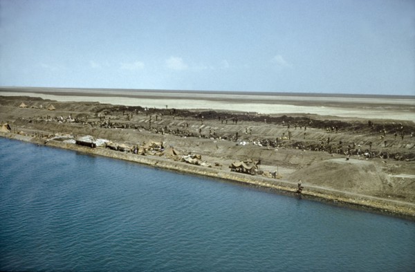 Maintenance work on the Suez Canal, 1958. Scores of indentured labourers carry out maintenance work