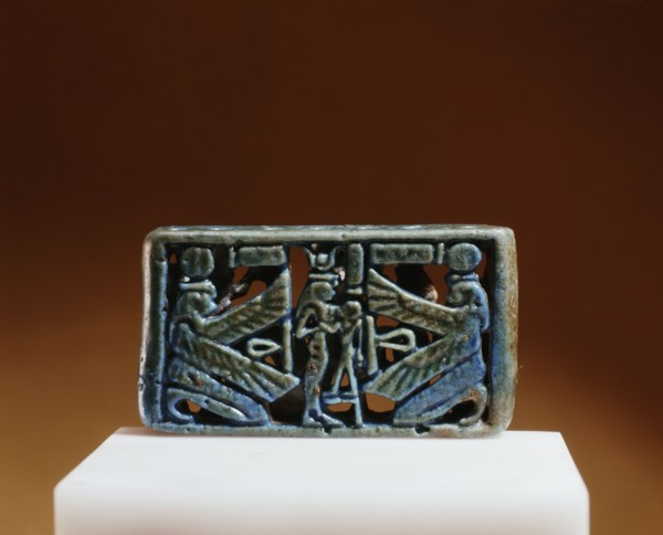 The reverse of a blue faience spacer bead
