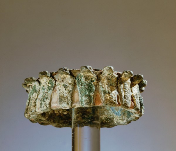 A crown made up of a circlet of the uraeus symbol, the insignia of the kings and queens of ancient Egypt