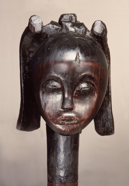 These heads, known as Bieri, were attached to bark boxes containing the skulls and bones of ancestors, both to guard the relics and as a focus for prayers, complaints and sacrifices