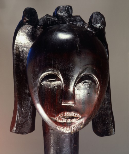 These heads, known as Bieri, were attached to bark boxes containing the skulls and bones of ancestors, both to guard the relics and as a focus for prayers, complaints and sacrifices