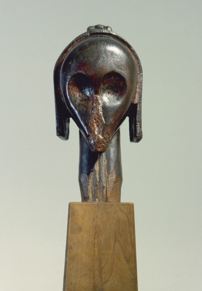 These heads, known as Bieri, were attached to bark boxes containing the skulls and bones of ancestors, both to guard the relics and as a focus for prayers, complaints and sacrifices