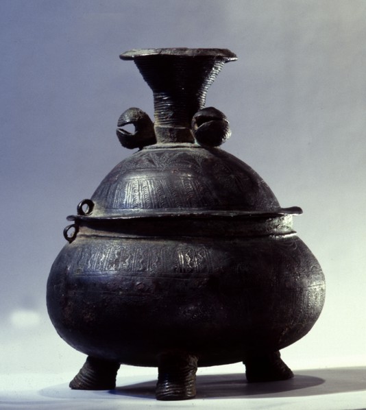 A kuduo, a brass container used for valuables and possibly gold dust