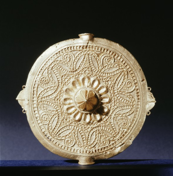 Jewellery worn as insignia by senior officials of the court of the Ashanti kings