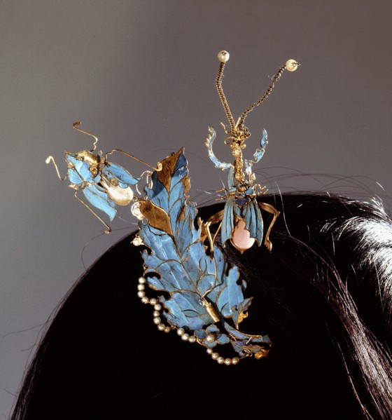 Hairpin in the shape of a leaf and praying mantis
