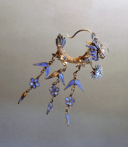 Gold filigree earring with kingfisher feathers