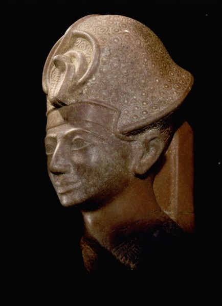 Statue depicting the Pharaoh Amenhotep III wearing the Blue Crown (khepresh)