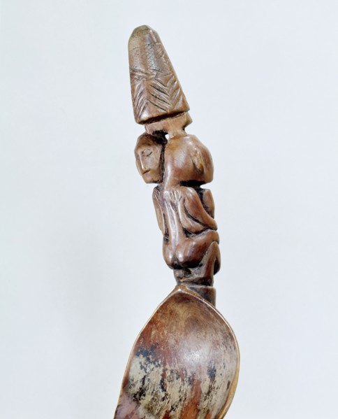 Ceremonial spoon with the handle in the form of embracing figures