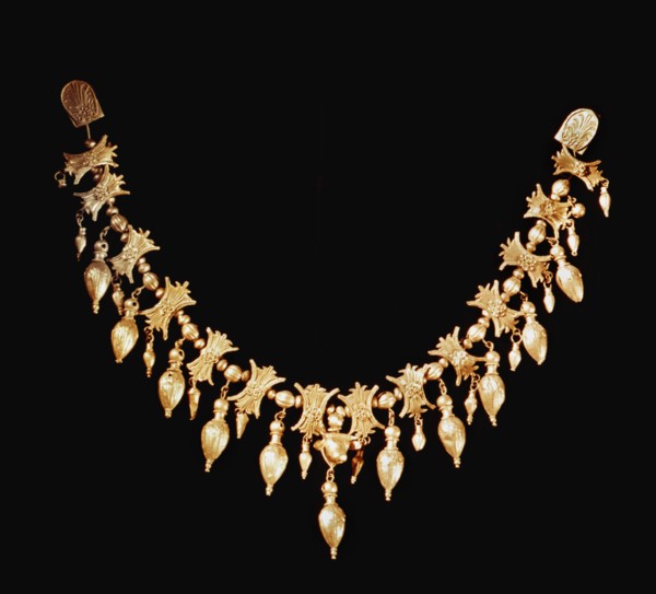 Necklace made of beads and tiny figured plaques, decorated with filigree palmettes and rosettes supporting pendants
