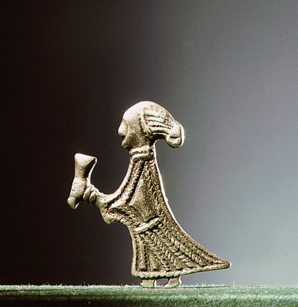 Pendant representing a Valkyrieoffering a horn