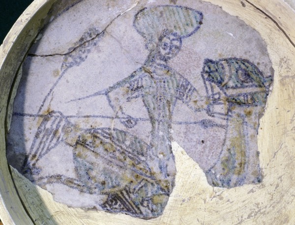 A plate decorated with a drawing of a Fatimid horseman wearing a large turban and carrying a spear
