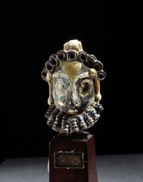 Rod formed glass pendant in the form of a bearded man
