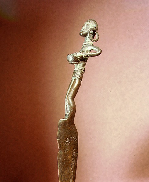 Knife handle in the form of a woman with a bowl