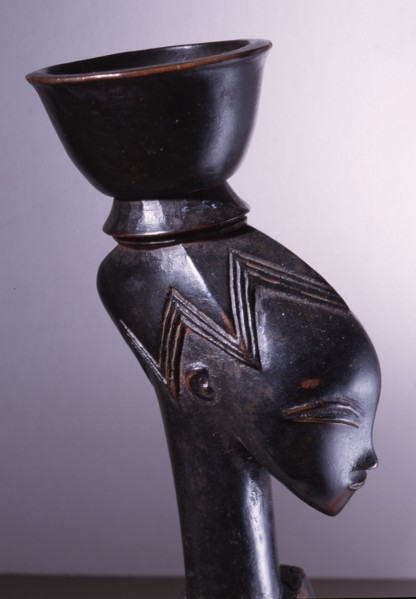 Heddle pulley with the face of a woman balancing a bowl on her head, the favourite theme of the Master of Bouafle