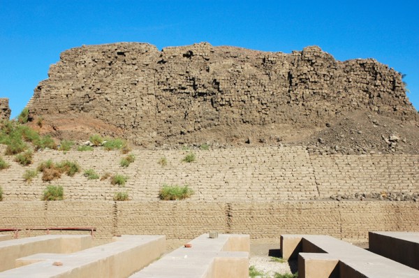 View of a ruined mud-brick building showing the details of construction