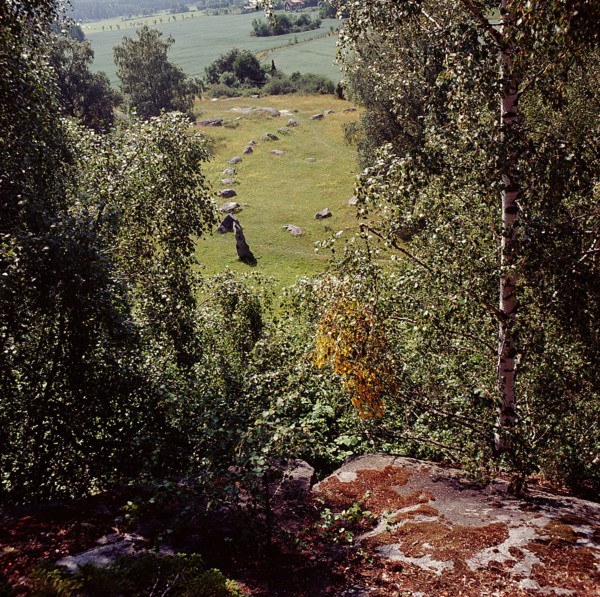 Burial site with outline of a ship in stones