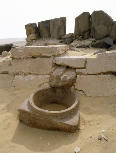 Red quartzite basin for waste water