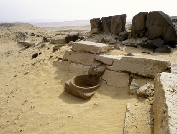 Red quartzite basin for waste water