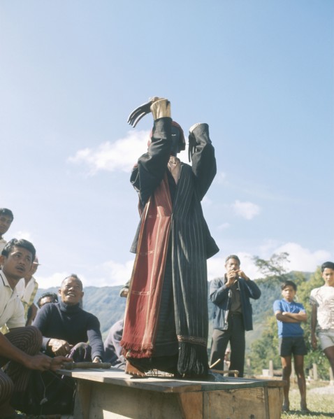 A performance of a life-sized puppet known as Si gale gale