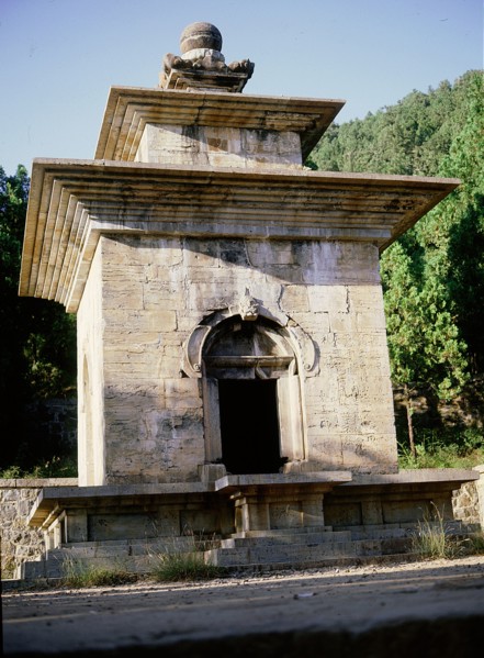 The Lingyansi (Magic Cliff) Temple, founded by the monk Fa Ding in AD 520