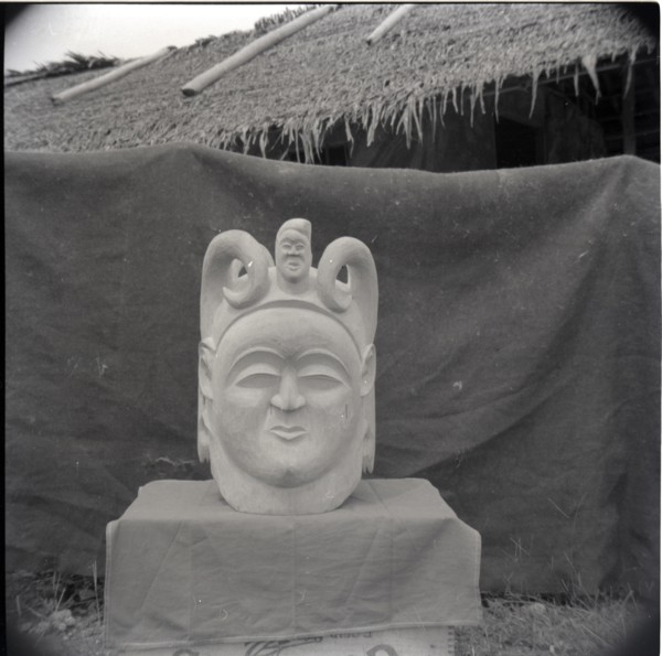 Bangwa mask, full face, back, woman.