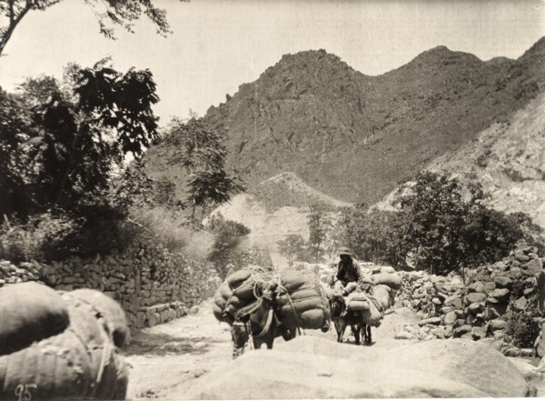 Transporting supplies at Nankou Pass, China