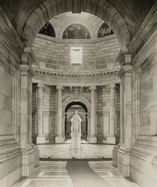 Queen Victoria Statue inside Victoria Memorial
