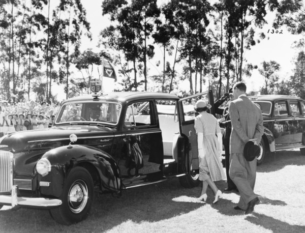 Leaving by limousine from Government House