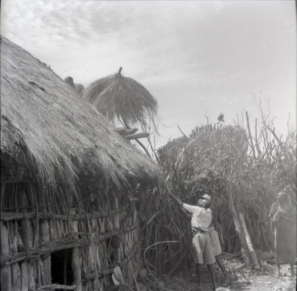 Isubo: Roof of small house being thrown up