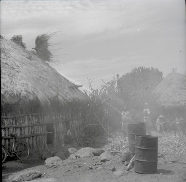 Isubo: Roof of small house being thrown up