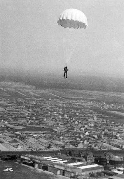 Willi Ruge Parachute Photos