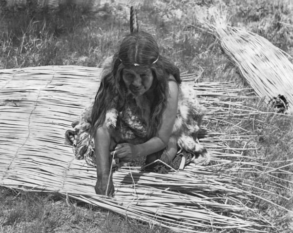 Weaving Tules Into Walls