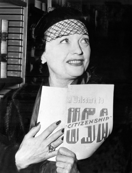 Pola Negri Becomes US Citizen