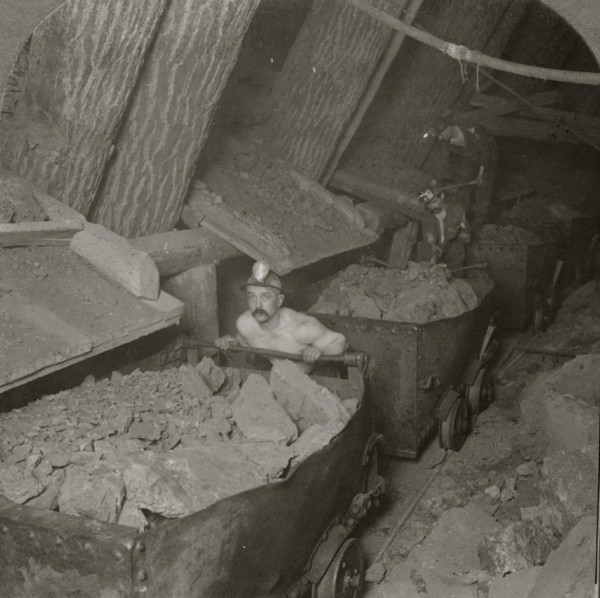 A mile underground--loading and handling cars with copper ore, Calumet-Hecla Mines, Calumet, Mich. 1916