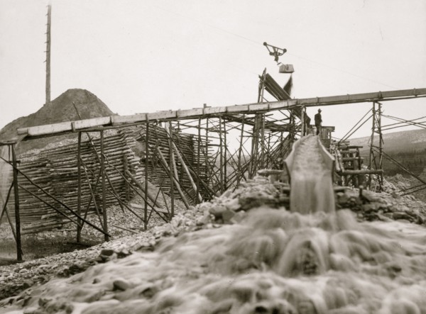 Washing gold 1916