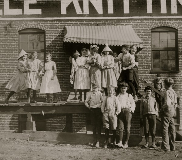 All are workers in Knoxville Knitting Works. Smallest boy "ravels," smallest girl is a steady worker. 1910