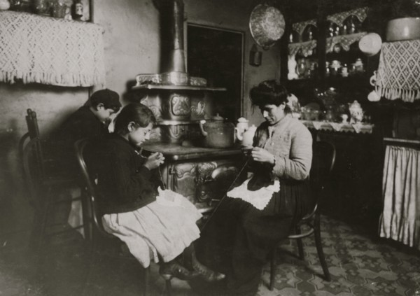 Antoinette Fazzino, ten years old, makes Irish lace for collars and waists, after school.  1912