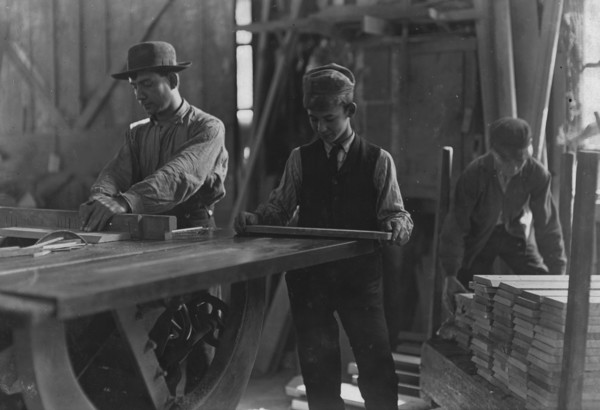 Boys taking away from saws and brading. Schultze, Waltman & Co. Planing Mill  1908
