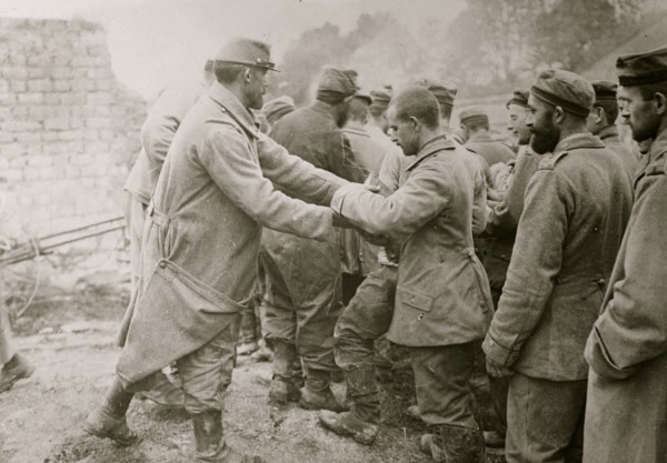 Bread to German prisoners, Champagne