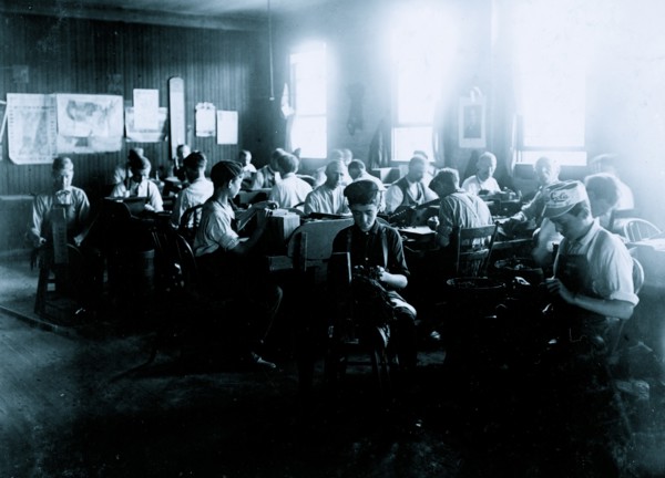 Cigar Factory, Indianapolis Ind. Boys in foreground. 1908