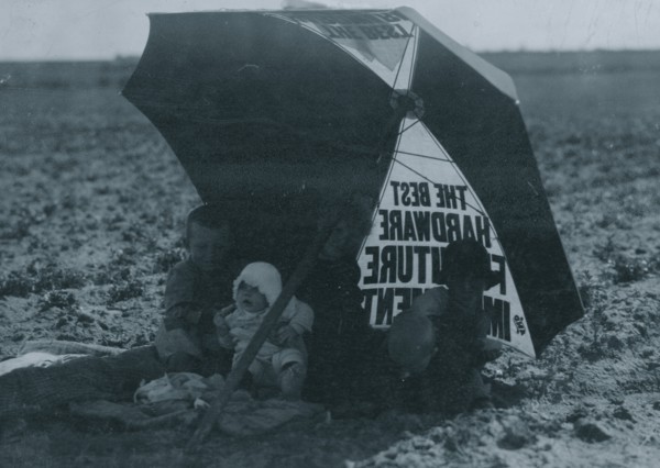 Day Nursery in the beet fields is an umbrella. 1915