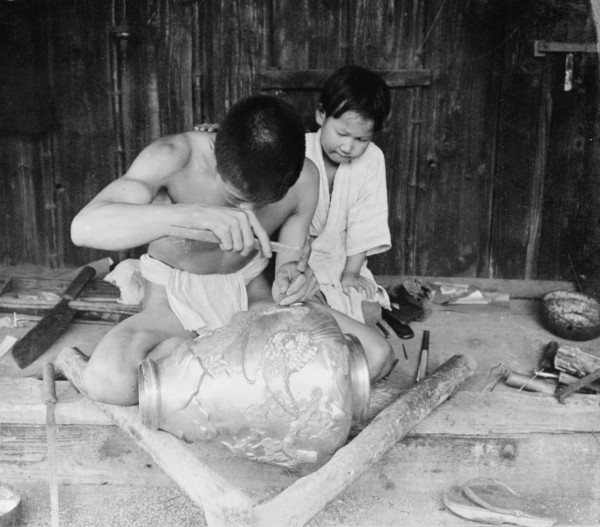 Filing and polishing a large piece, after molding, bronze industry 1906