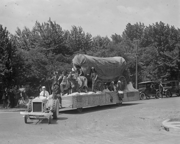 Float in the Shriner's Parade has a Conestoga Wagon with Pioneers 1923