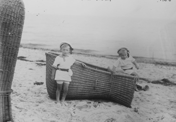 German PRINCELINGS on Beach with Baskets 1909