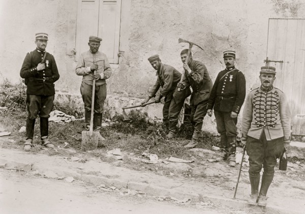 German prisoners work -- near Villeroy